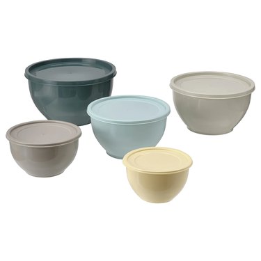 set of bowls with lids in varying sizes