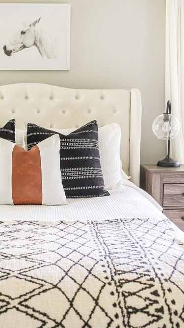 small farmhouse bedroom ideas with throw pillows