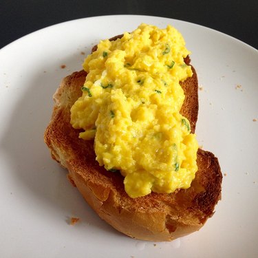 gordon ramsay scrambled eggs on toast