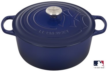 le creuset x mlb new york yankees dutch oven in navy