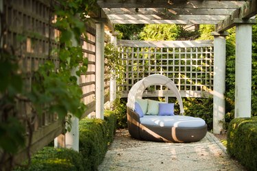 coastal grandmother decor idea for patio under a pergola with seating