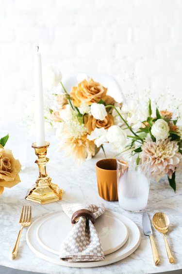 summer flower arrangement idea with yellow and white hues