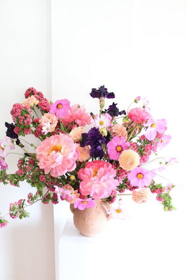 summer flower arrangement idea with tonal colors