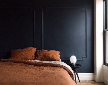 black and rust bedroom color idea
