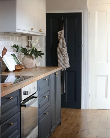 How to Paint Kitchen Cabinets with Chalk Paint - Pros and Cons