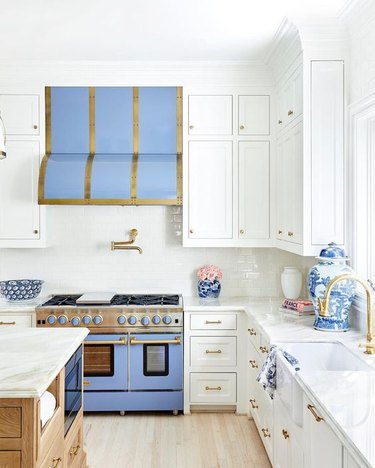 periwinkle blue and white kitchen color idea