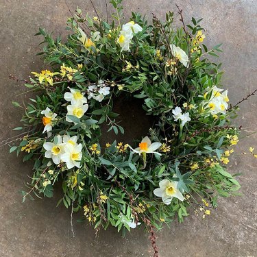 spring daffodil wreath