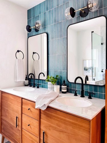 midcentury modern bathroom with black fixtures and decor