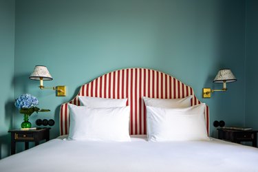 aqua and red color idea in bedroom