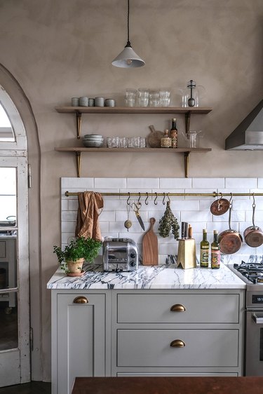 taupe plaster walls with gray kitchen cabinets