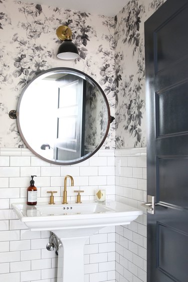 traditional bathroom backsplash in black and white