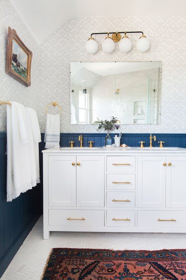 traditional blue bathroom backsplash