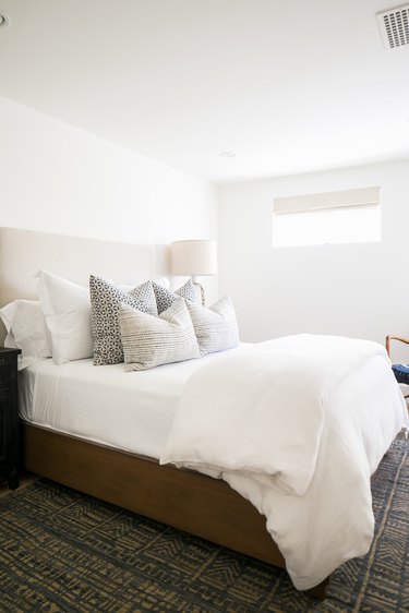 white bedding, clean room, minimalistic room