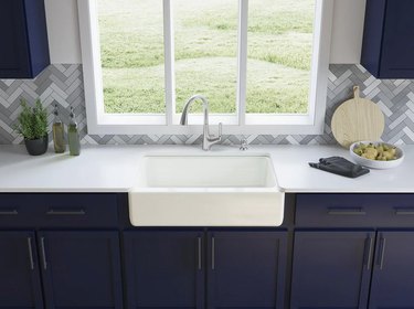 Farmhouse sink in biscuit color