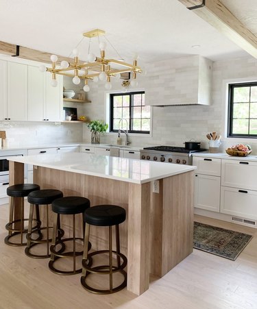 Light wood, white and gold kitchen with island