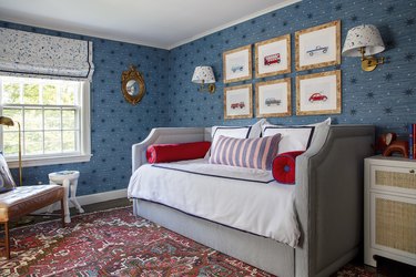 blue, white, and red bedroom color idea
