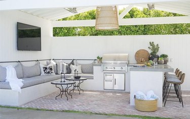covered outdoor kitchen with built-in banquette