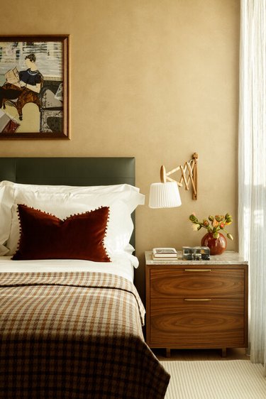 red, green, and tan bedroom color idea