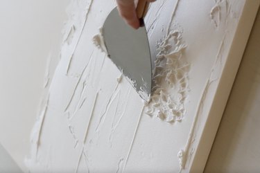 Stippling spackling with tip of putty knife