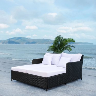 Outdoor daybed in wicker