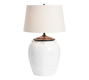 Ceramic table lamp in white