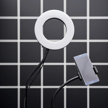 Lånespelare Ring Lamp With Phone Holder