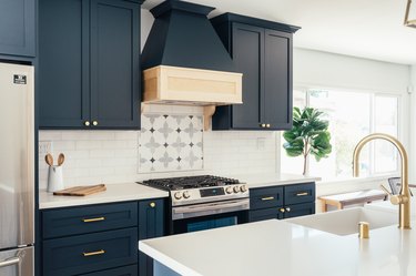 20 Backsplash Ideas For Dark Cabinets