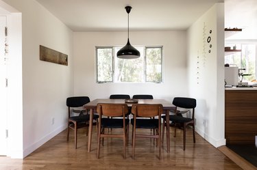 Midcentury dining room with black pendant light
