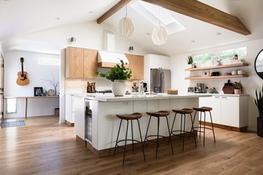 Tour a Spacious Gold and White Chef's Kitchen With Grand Island