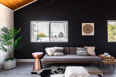 Which Throw Pillows Work Best With A Dark Gray Couch? [21 Ideas