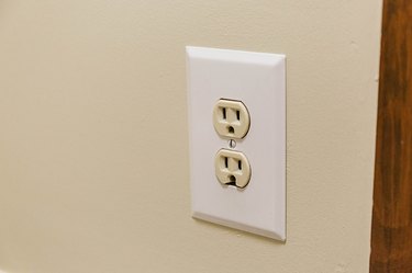 Painting Switch Plates: How to Paint Wall Plate Covers + Tips & Ideas