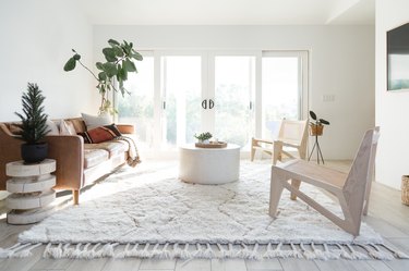 White boho living room with large sliding doors and fiddle leaf fig
