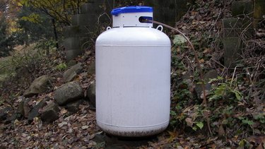 Can you hook 2 propane tanks together?