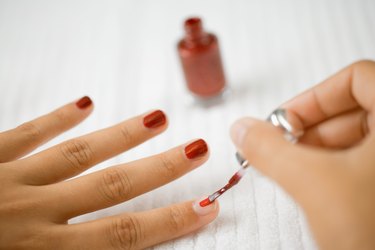 Painting fingernails with nail polish