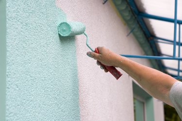 painting wall with a roll in green