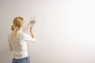 How to Use a Hopper Gun for a Popcorn Ceiling