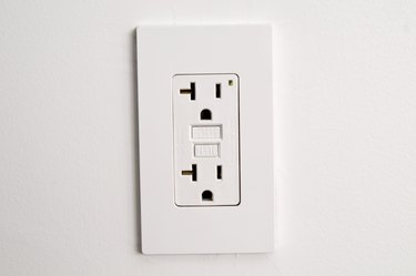 Why does my outlet have 2 black and 2 white wires? - Quora