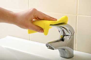 hand cleans tap