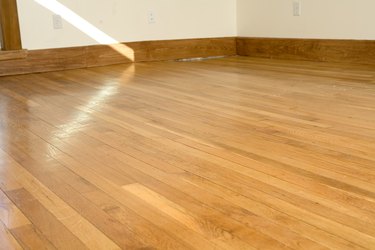 How to Use Linseed Oil on Hardwood Floors