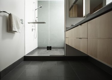 11 Materials for Shower Walls – Luxurious and Budget Friendly Options