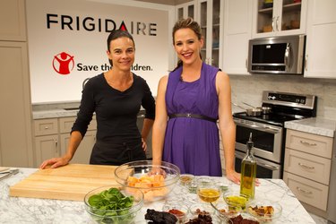 Jennifer Garner Swaps Turkey Tips With Fellow Moms in Los Angeles To Launch Frigidaire's New Range With Symmetry Double Ovens