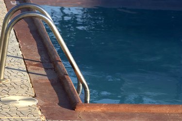 Swimming pool ladder