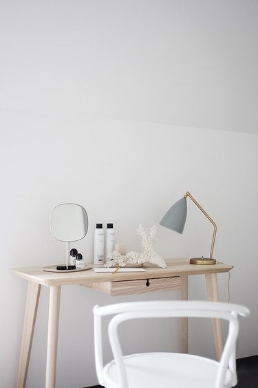 minimalist vanity table