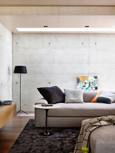 Ruang tamu minimalis dengan fitur dinding bertekstur.