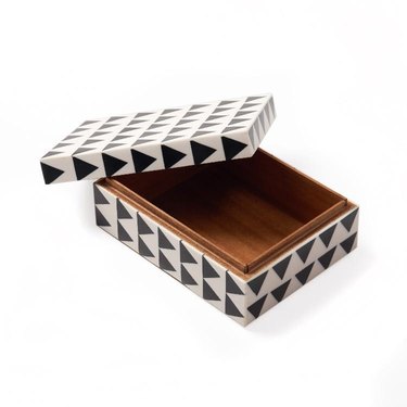 Aelfie black and white inlay box.