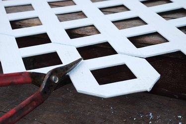 can you cut vinyl lattice with a hand saw?