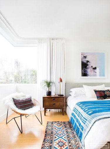 Midcentury bedroom with bright turquoise throw over bed