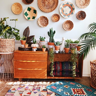 boho wall decor idea with woven baskets
