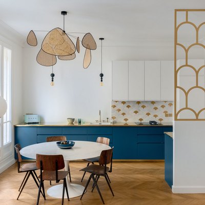 Art deco kitchen with rattan mobile and geometric room divider