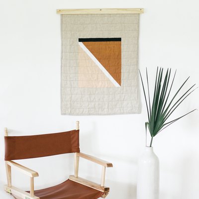 diy modern quilt hanging and quilt hanger